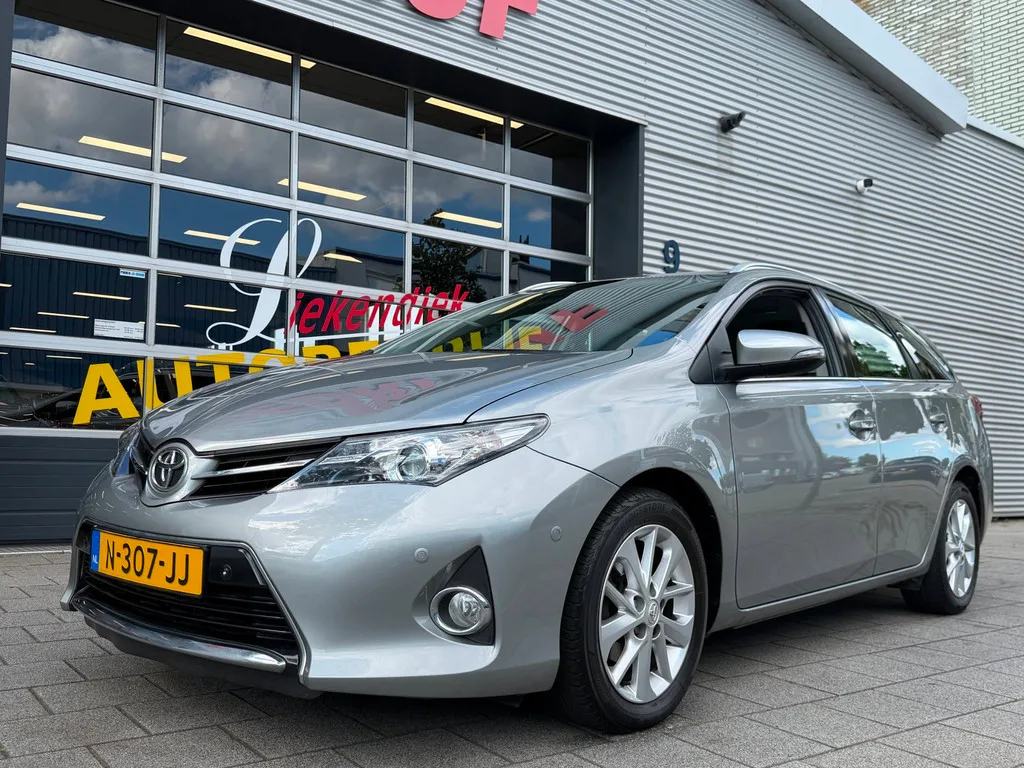 Toyota Auris (2014) — foto 1