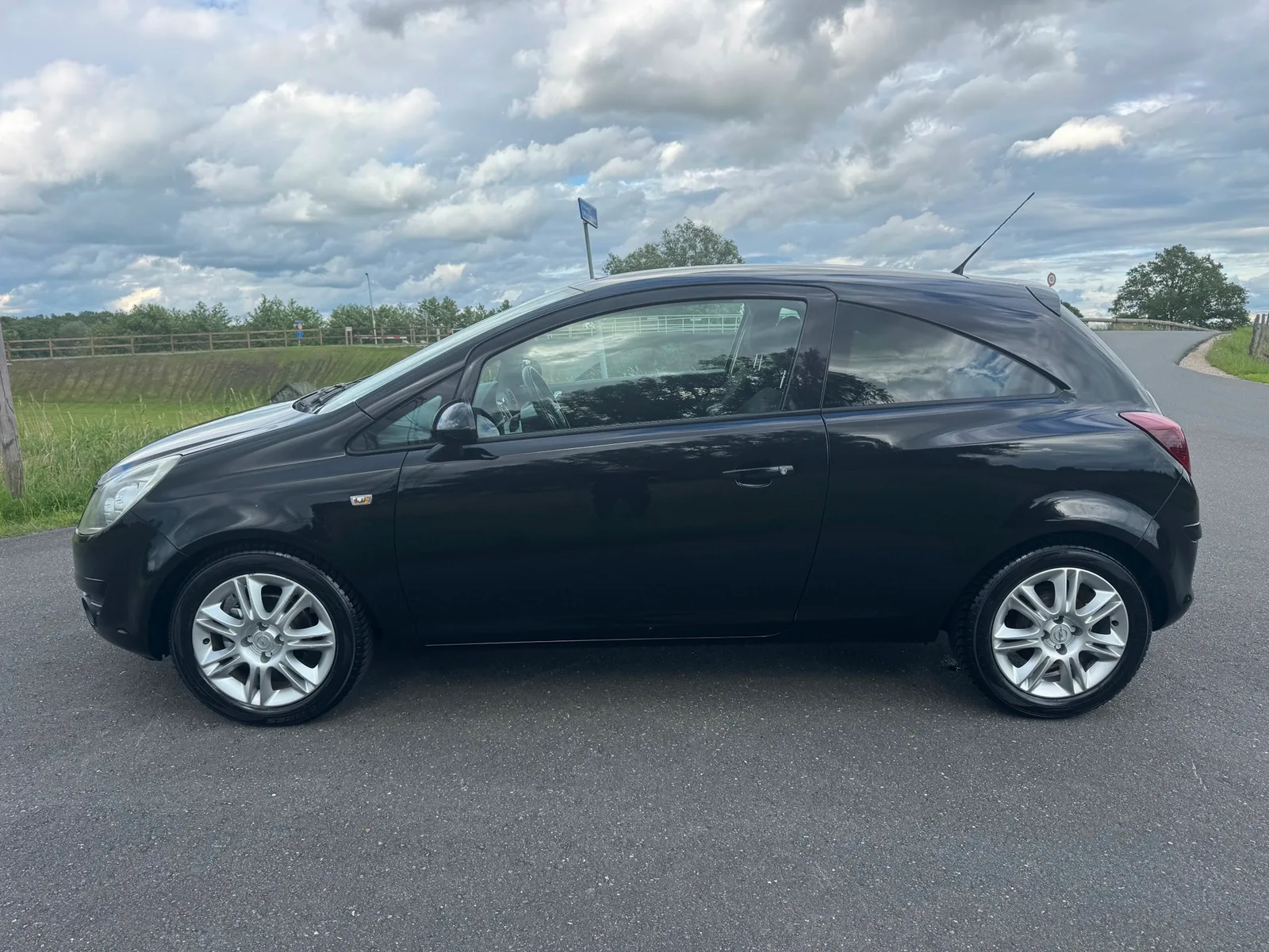 Opel Corsa (2010) — foto 1