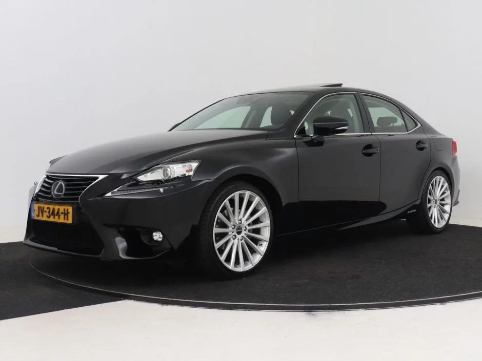 Lexus IS (2016) — foto 1
