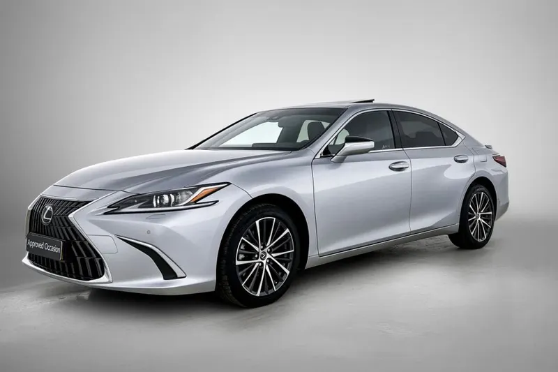 Lexus ES (2024)