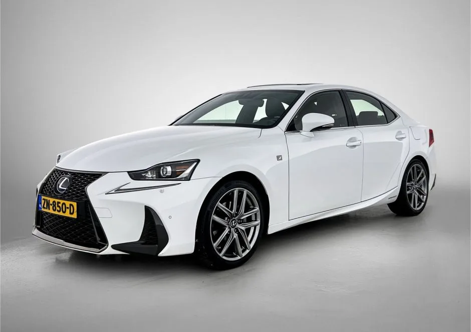 Lexus IS (2019) — foto 1