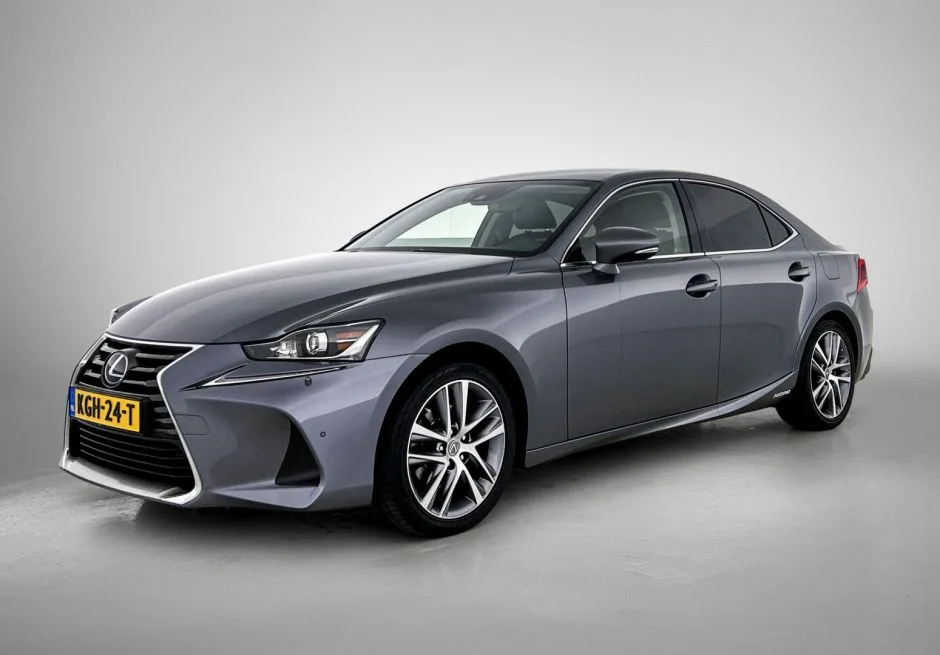 Lexus IS (2019) — foto 1