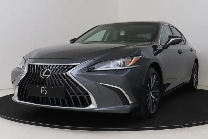 Lexus ES (2025)