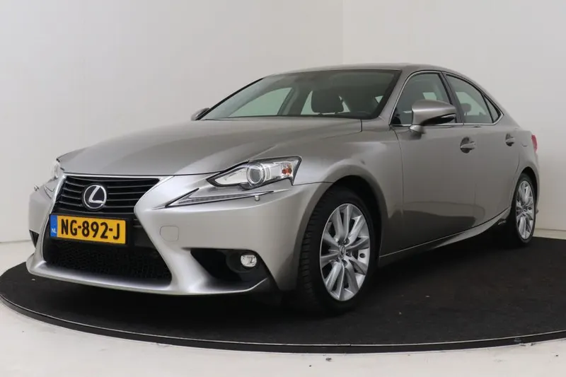Lexus IS (2017)
