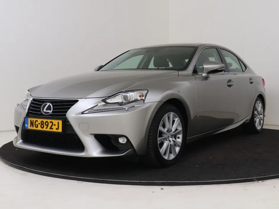 Lexus IS (2017) — foto 1