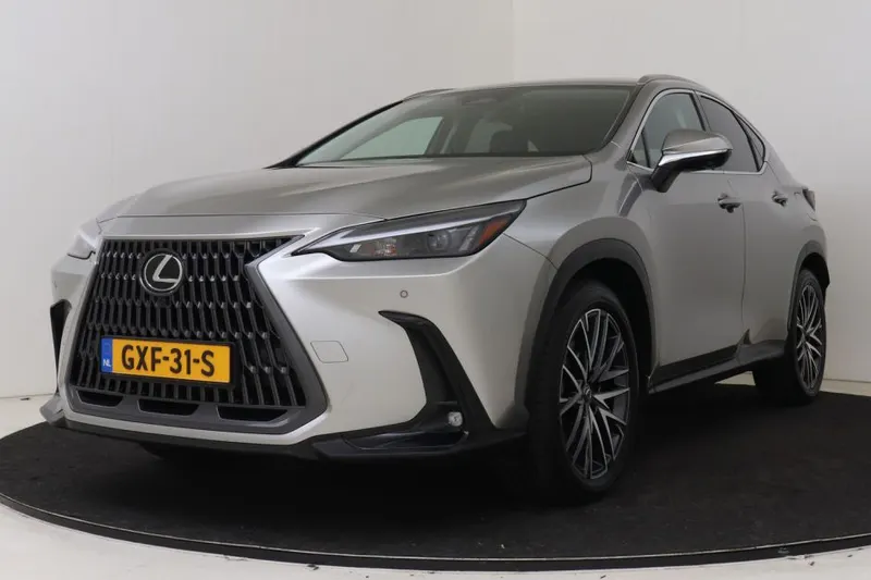 Lexus NX (2024)
