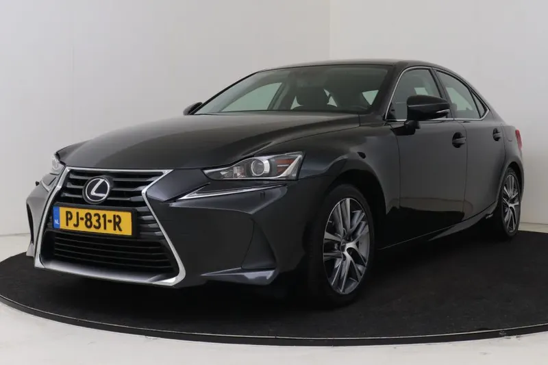 Lexus IS (2017)