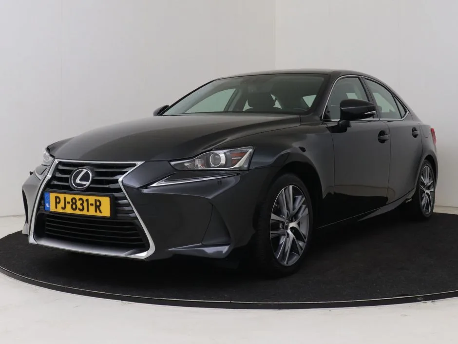 Lexus IS (2017) — foto 1