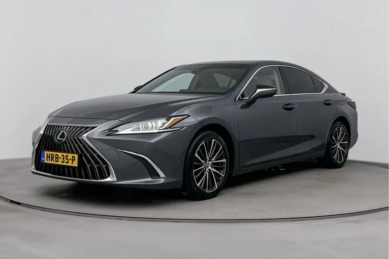 Lexus ES (2023)