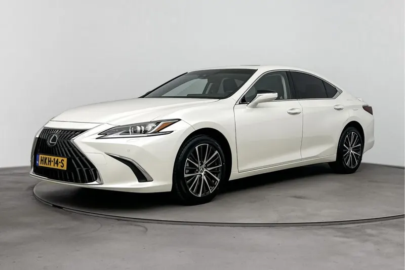 Lexus ES (2024)