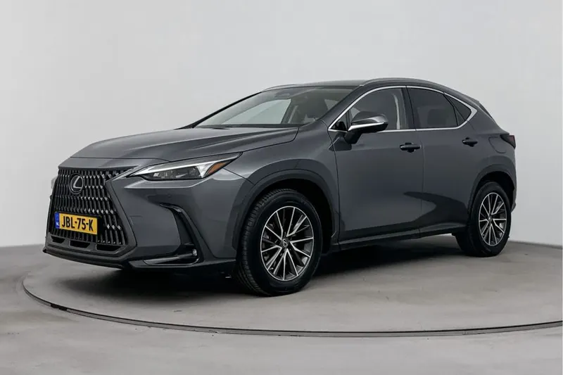 Lexus NX (2022)