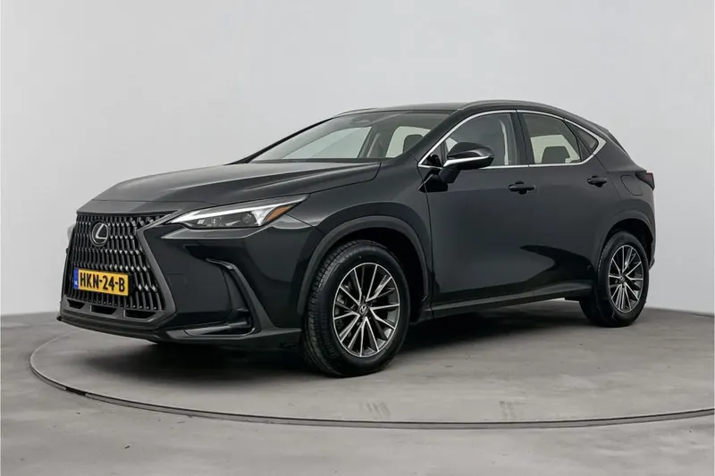 Lexus NX (2023)