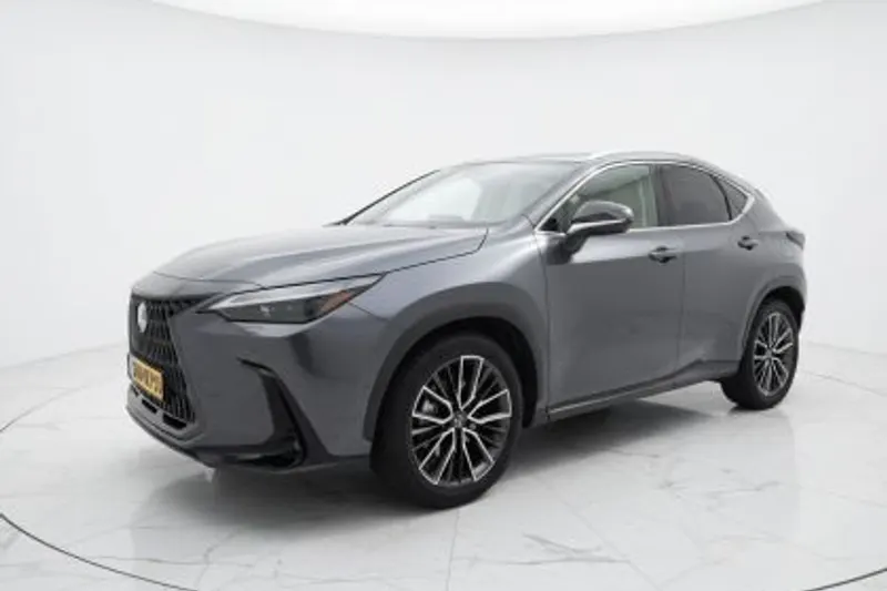 Lexus NX (2025)