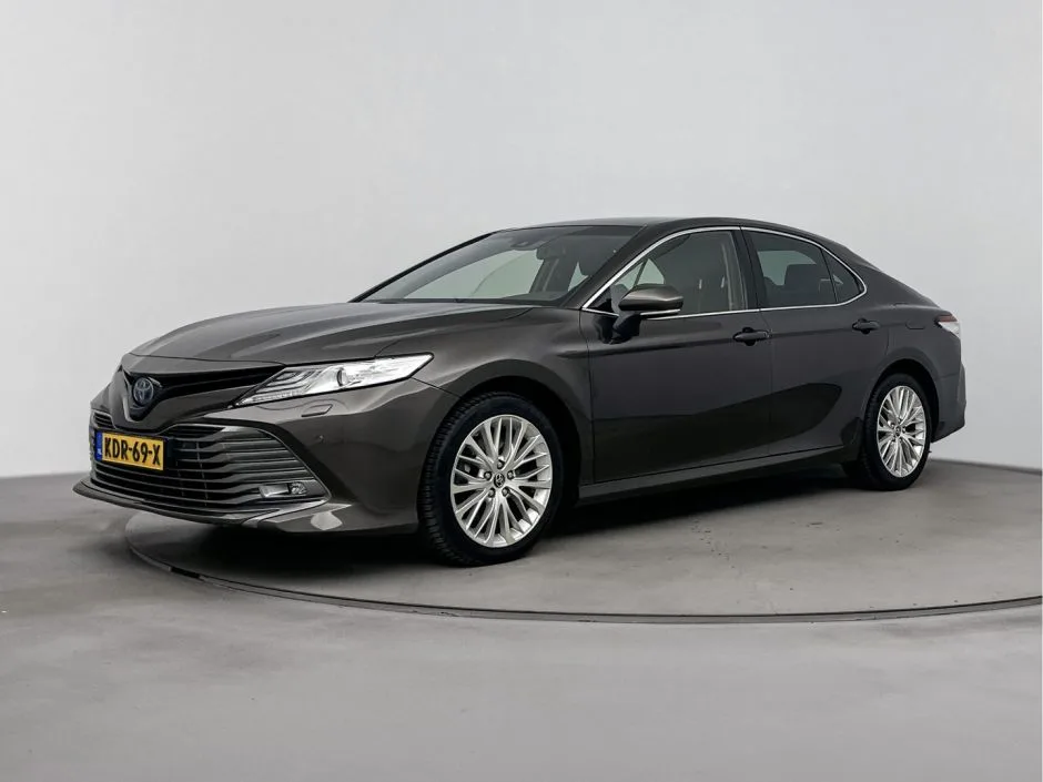 Toyota Camry (2019) — foto 1
