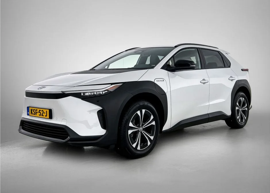 Toyota bZ4X (2023) — foto 1