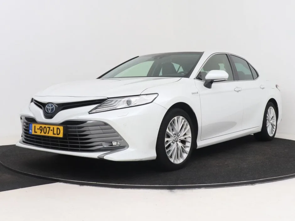 Toyota Camry (2021) — foto 1