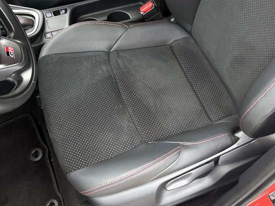 Toyota Yaris (2024) — foto 1