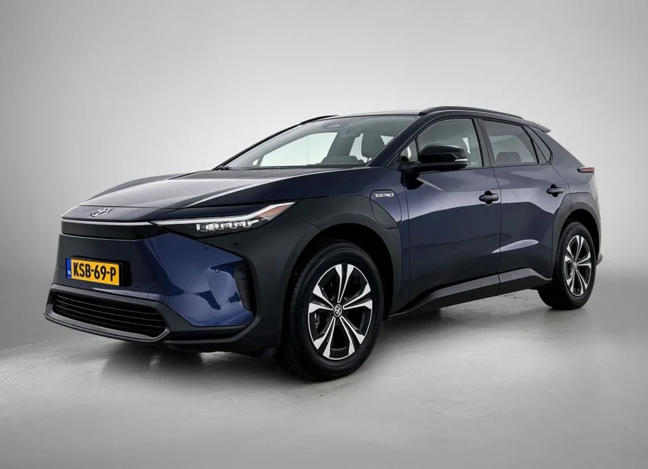 Toyota bZ4X (2023) — foto 1