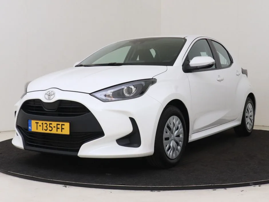 Toyota Yaris (2023) — foto 1