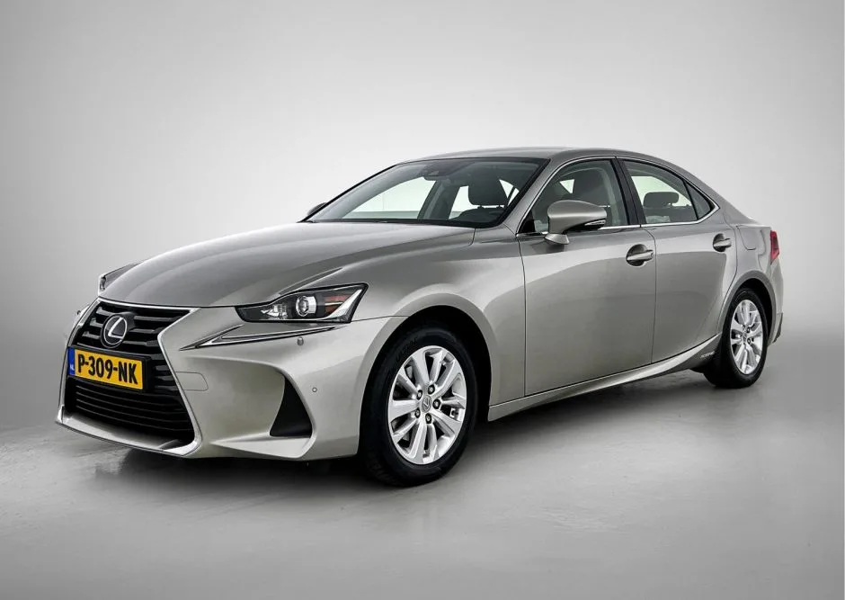 Lexus IS (2017) — foto 1