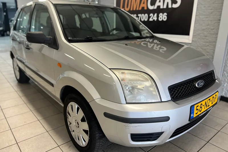 Ford Fusion (2004)