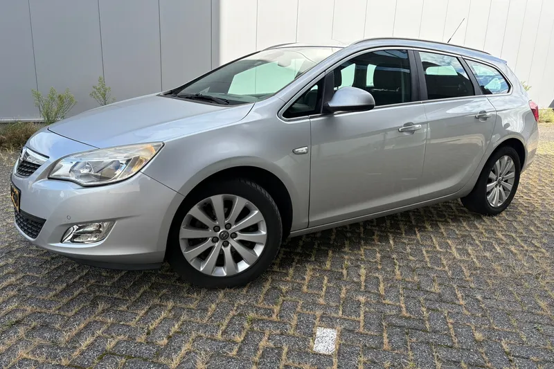 Opel Astra Sports Tourer (2012)
