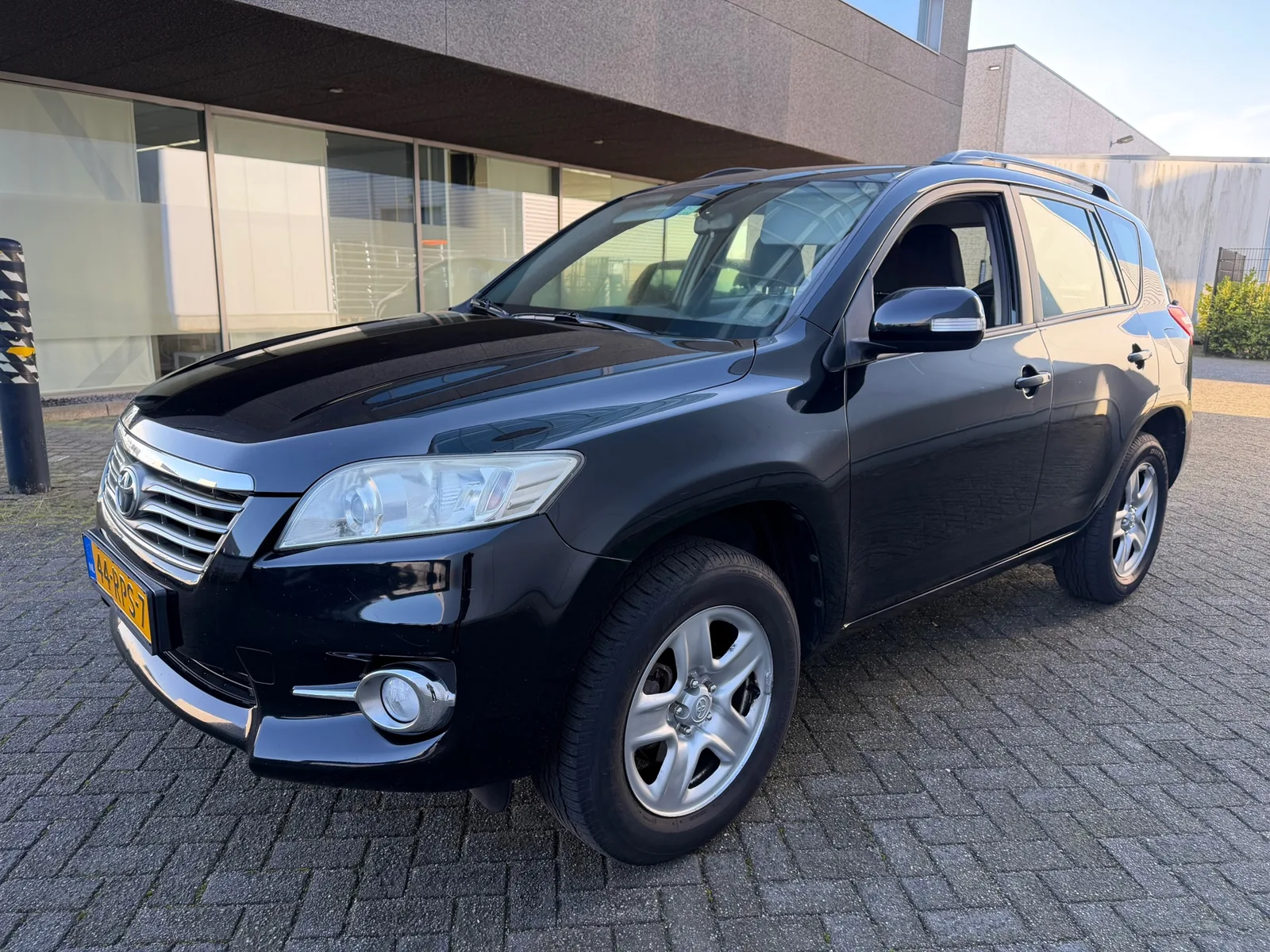 Toyota RAV4 (2011) — foto 1
