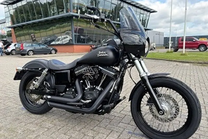 DS 2015 FXDB STREETBOB (2015)