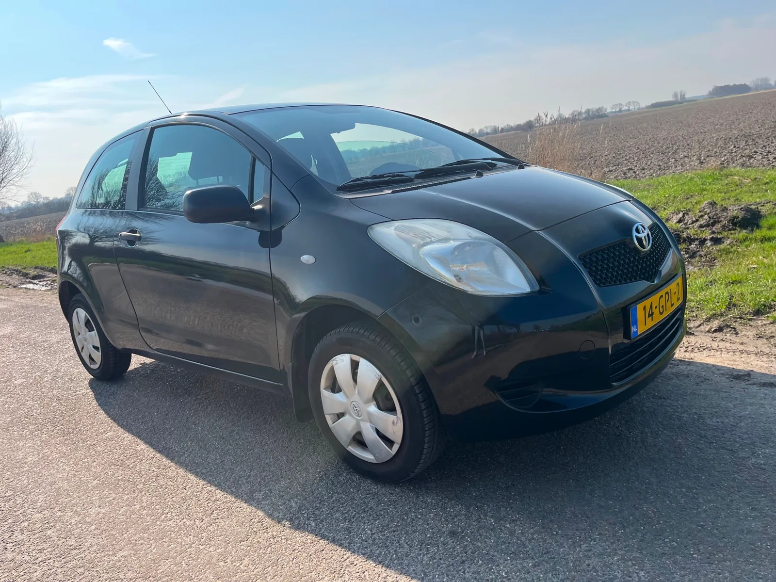 Toyota Yaris (2008) — foto 1