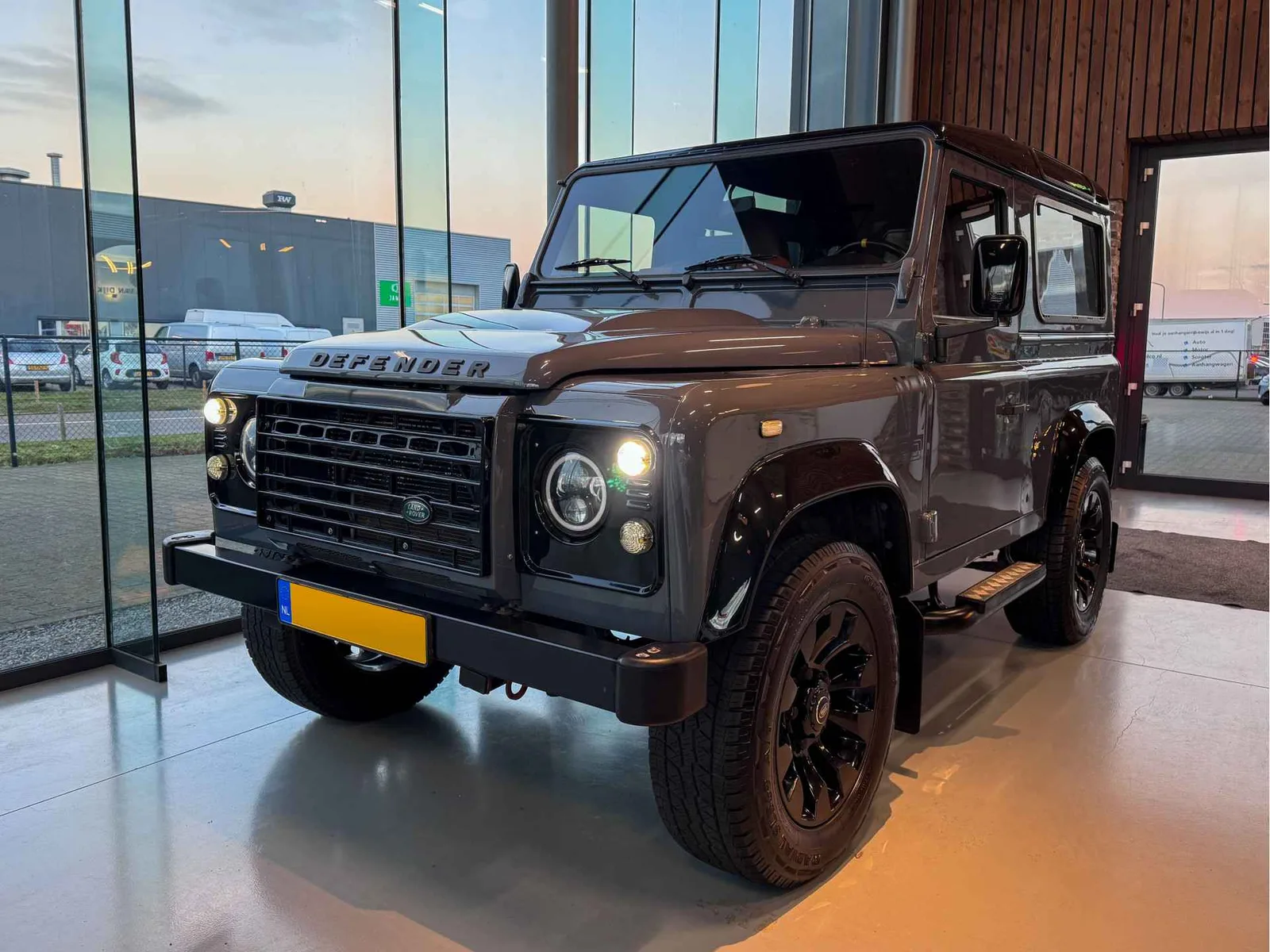 Land Rover Defender (2011) — foto 1