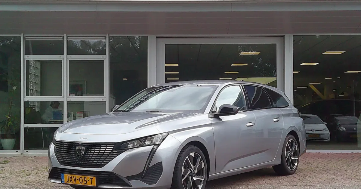 Peugeot 308 (2023) — foto 1