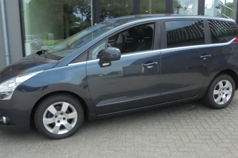 Peugeot 5008 (2012)