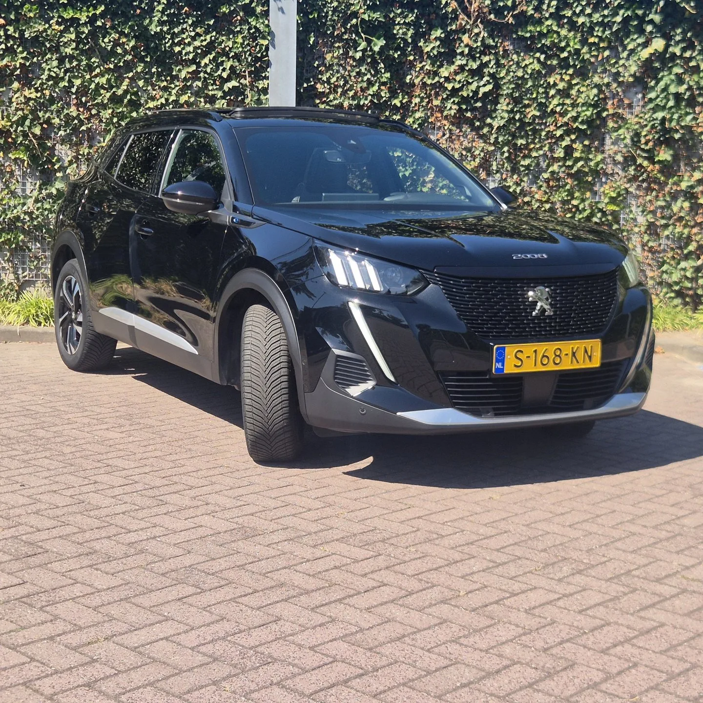 Peugeot e-2008 (2023) — foto 1