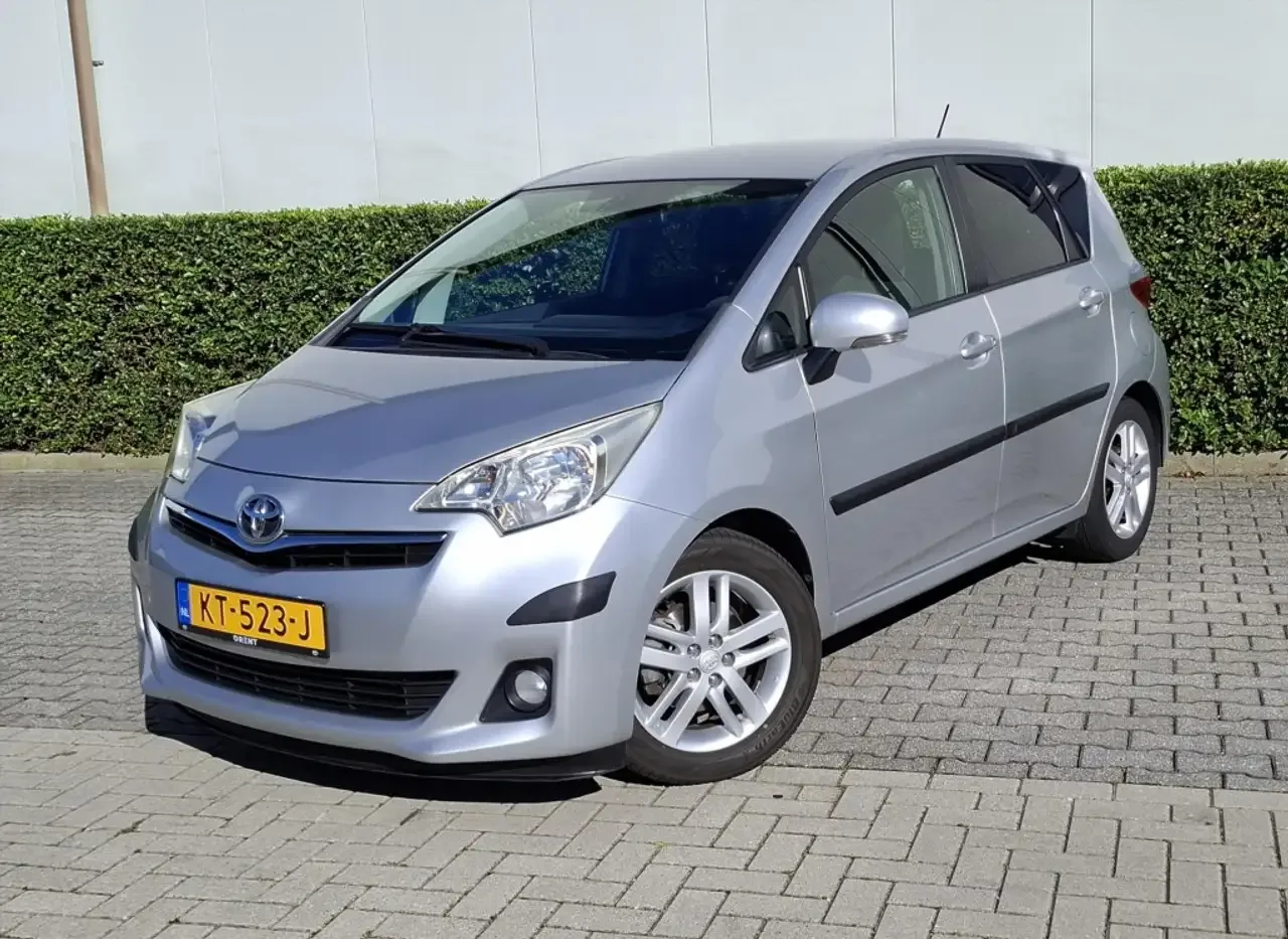 Toyota Verso (2011) — foto 1