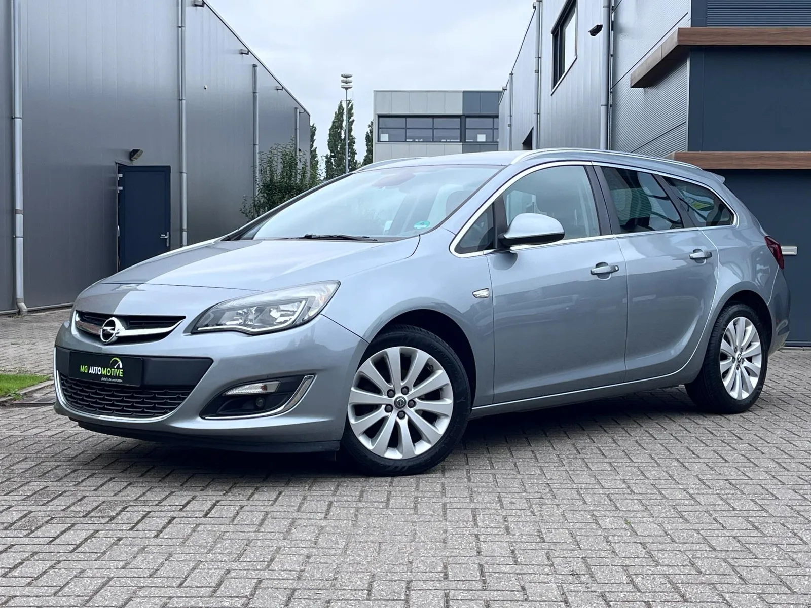Opel Astra Sports Tourer (2015) — foto 1