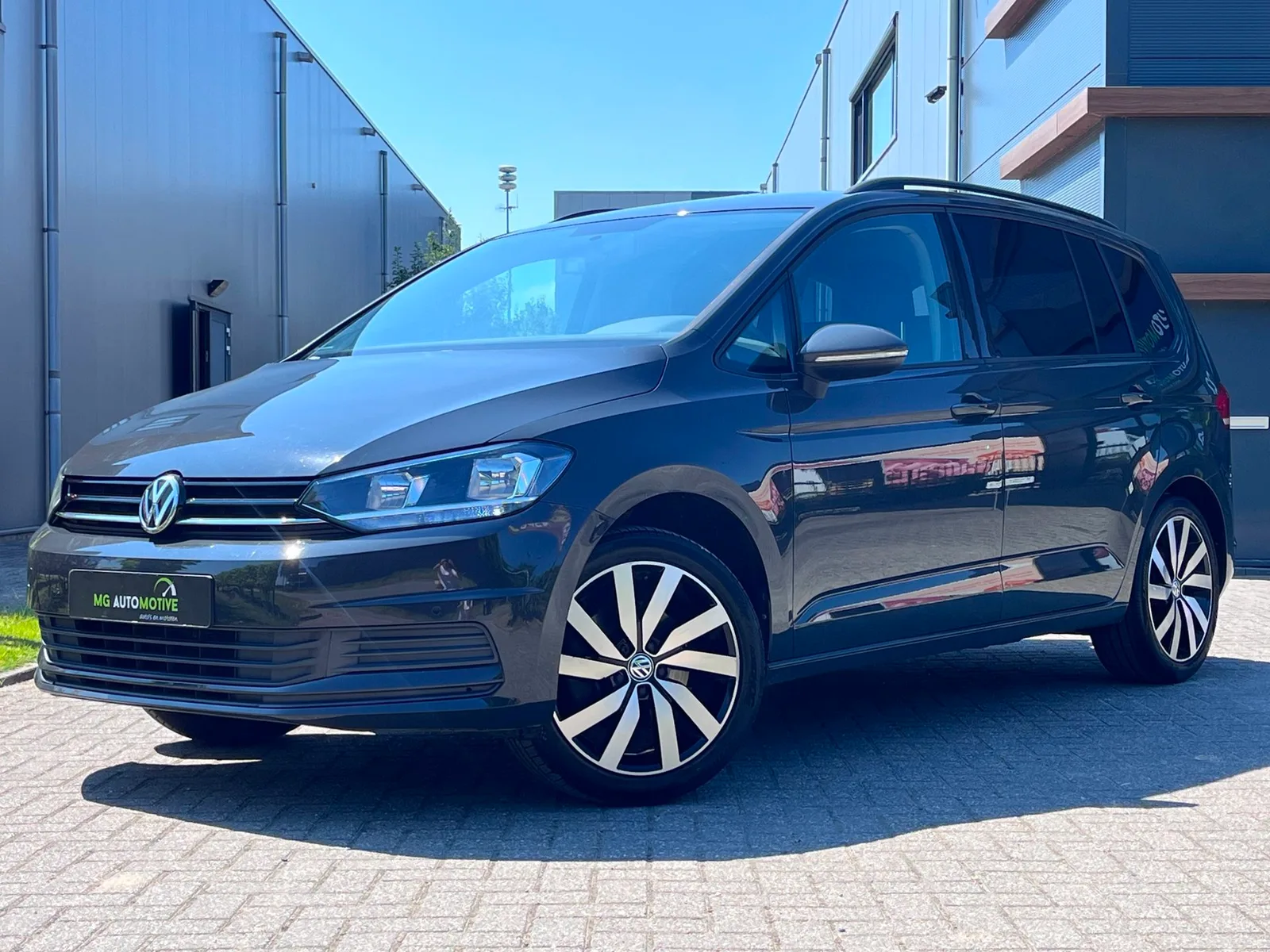 Volkswagen Touran (2017) — foto 1