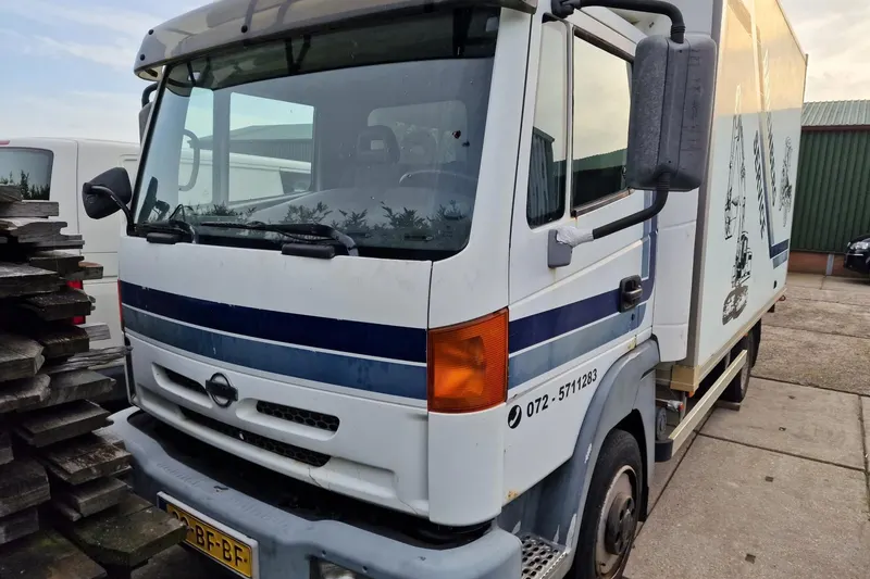 Nissan Atleon (2002)