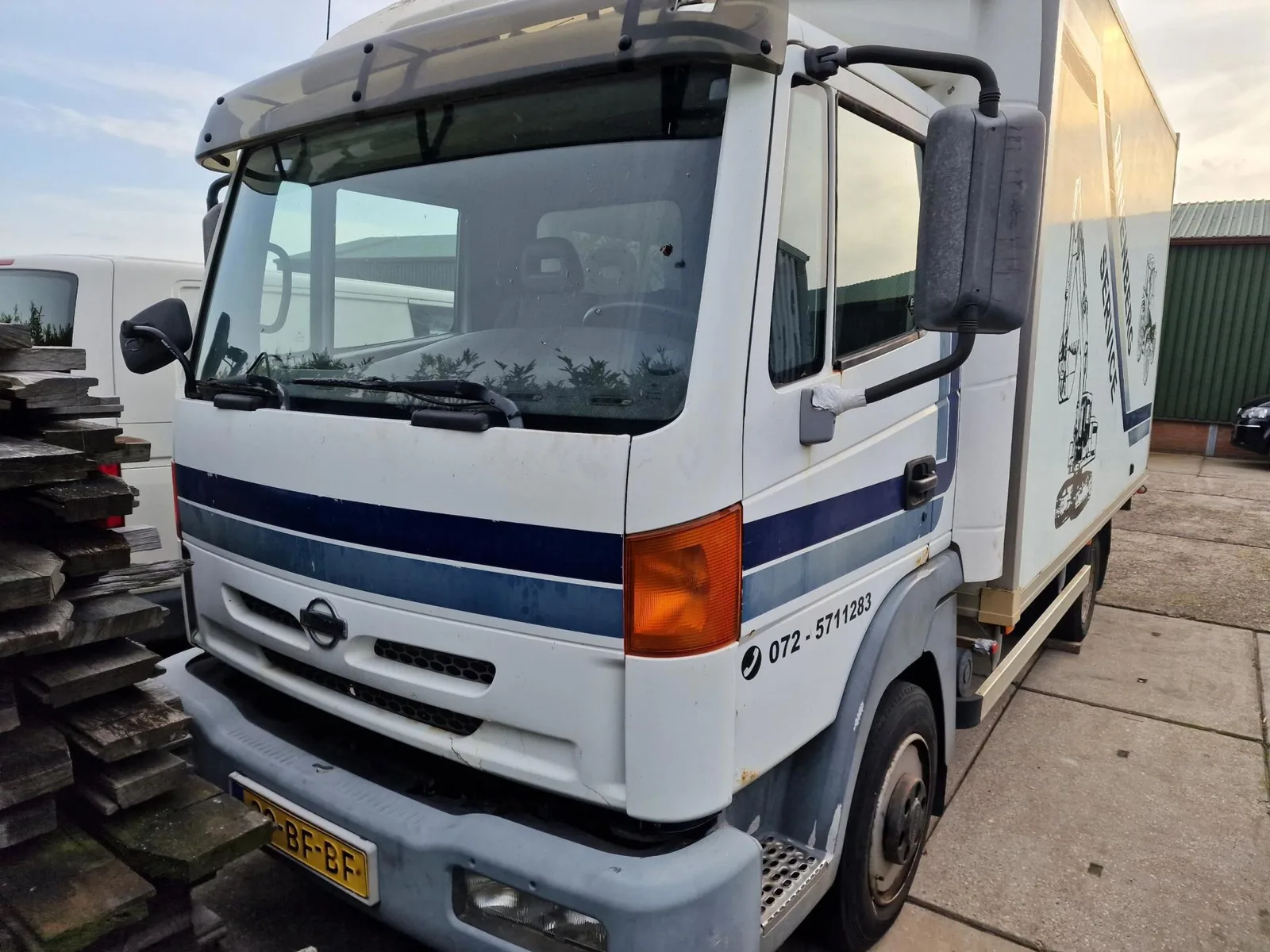 Nissan Atleon (2002) — foto 1
