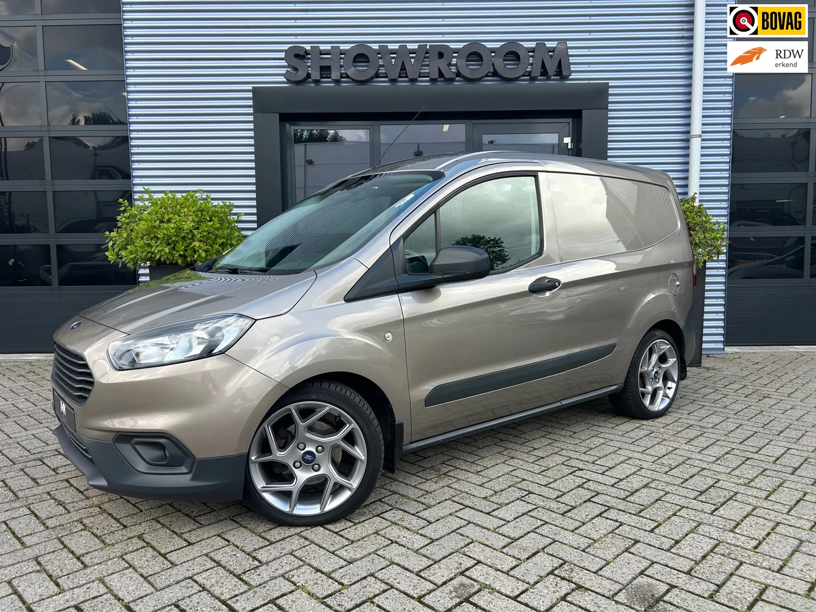 Ford Transit Courier (2019) — foto 1