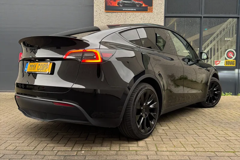 Tesla Model Y (2024)