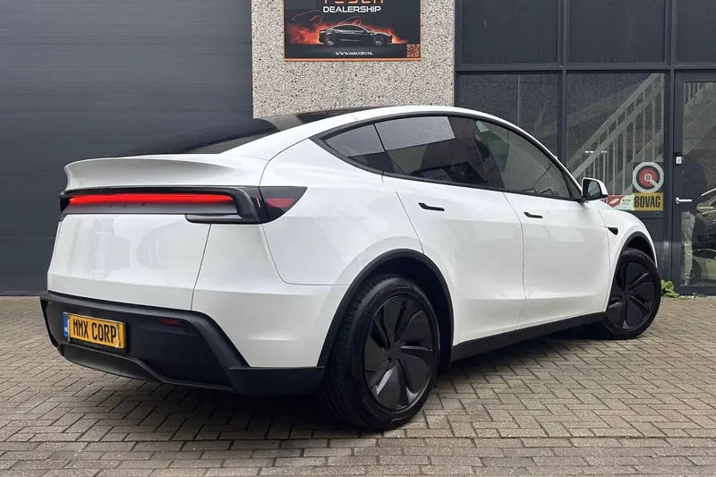 Tesla Model Y (2025)