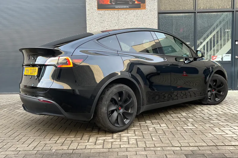 Tesla Model Y (2024)