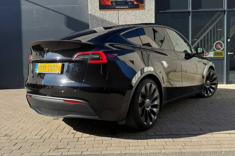 Tesla Model Y (2023)