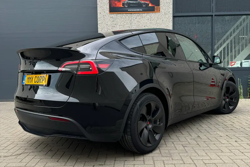 Tesla Model Y (2024)