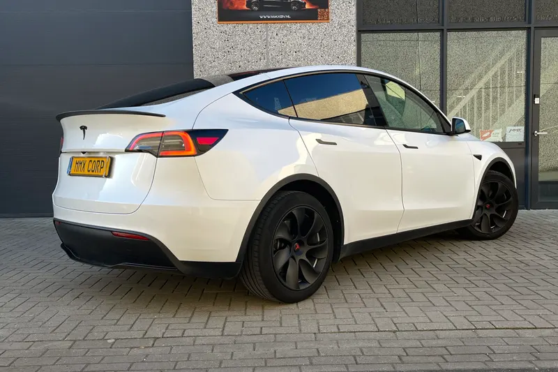 Tesla Model Y (2023)