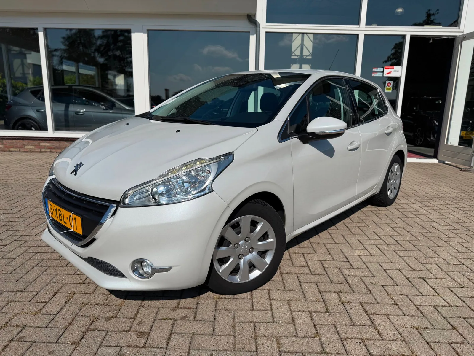 Peugeot 208 (2014) — foto 1