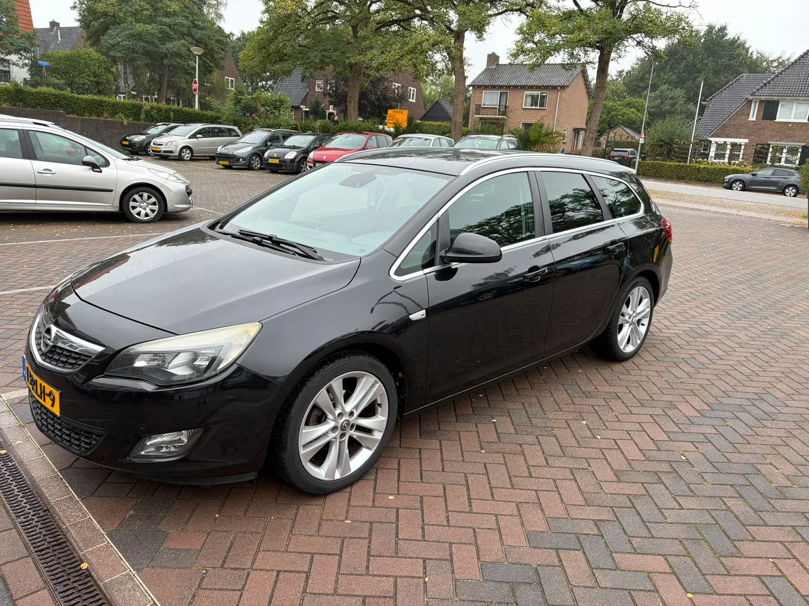 Opel Astra (2011) — foto 1