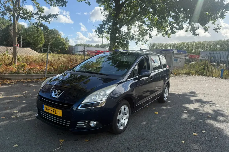Peugeot 5008 (2011)