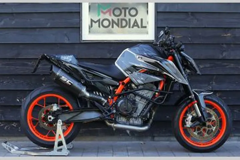 KTM 890 Duke R (2021)