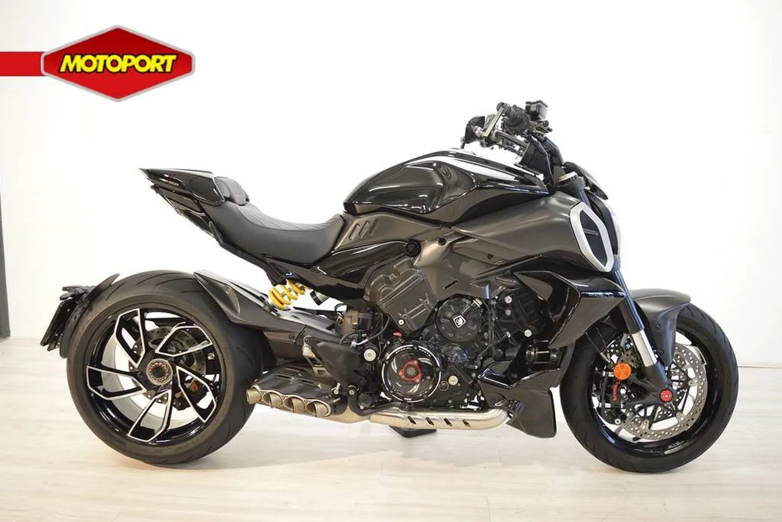 Ducati Diavel V4 (2023) — foto 1